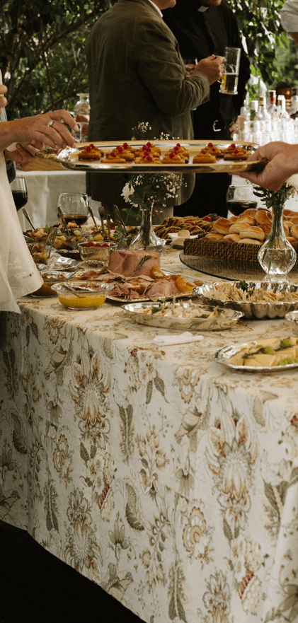 Servicio de coctel con bandejas en evento social con catering en Madrid