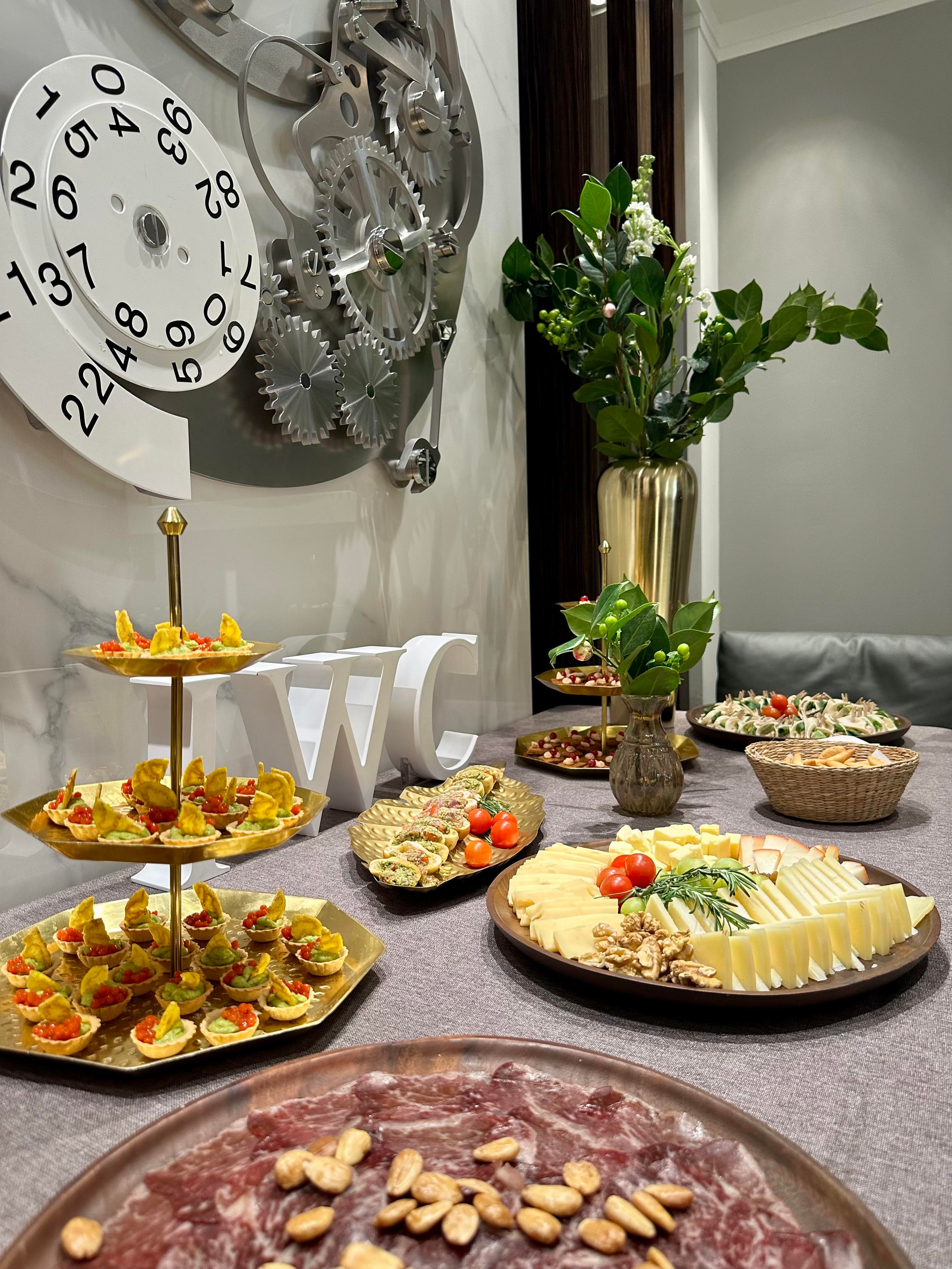 Mesa de catering con canapes y tabla de quesos en un servicio cuidado en Madrid